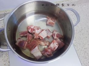 冷水跟猪肋排一起放在锅里煮出杂质
