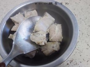 把肉捞出来备用
