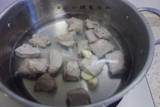 准备一锅热水，加入猪肋排+3瓣大蒜+1勺料酒，水一定要没过所有材料