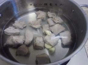 准备一锅热水，加入猪肋排+3瓣大蒜+1勺料酒，水一定要没过所有材料