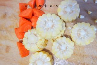 胡萝卜切滚刀块、玉米切段