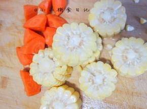 胡萝卜切滚刀块、玉米切段