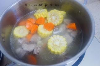 放入胡萝卜还有玉米段继续小火煮20分钟左右