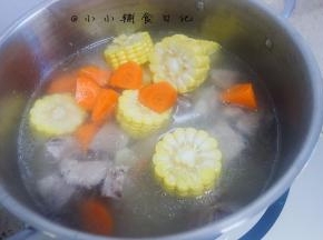 放入胡萝卜还有玉米段继续小火煮20分钟左右