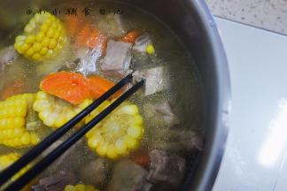 用筷子插入胡萝卜能插透，肉轻轻就能跟骨头分离就可以了，最后加入一点盐调味