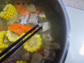 用筷子插入胡萝卜能插透，肉轻轻就能跟骨头分离就可以了，最后加入一点盐调味
