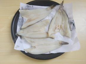 用厨房纸擦干冰鱼柳表面的水分