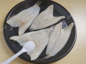 在冰鱼柳两面均匀抹上一层细盐