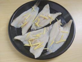 两面都放上姜丝，腌制半小时