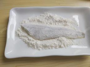 将冰鱼柳裹上一层薄薄的淀粉