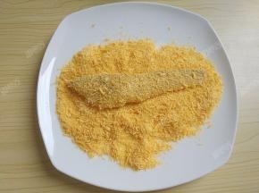 再在冰鱼柳表面均匀粘上面包糠