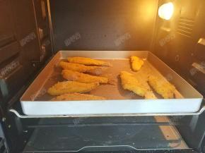 烤好的冰鱼柳取出切块，蘸番茄沙司就可以吃啦