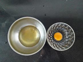 分离蛋清蛋黄，放蛋清的碗须无油无水