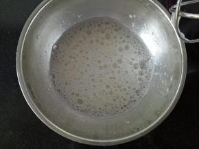 蛋清加几滴白醋打至粗泡