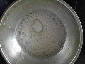 白糖分3次加入