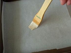 烤盘铺油纸，刷一层食用油，防粘