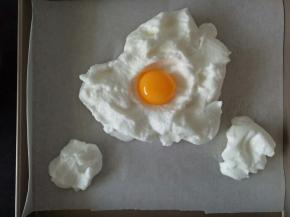 将蛋黄放入小坑内