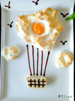 烤好后摆盘，巧克力画出小鸟，拉绳，用一小块馒头片当做是热气球的柳条框