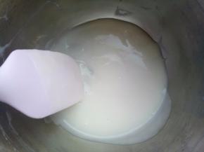 汤种材料放入小锅里搅拌均匀，开最小火加热，用刮刀不停地快速搅拌，出现纹路马上关火。 把做好的汤种晾凉就可以使用了，(或者提前一到二天准备好，密封放冰箱冷藏保存也可以) 。