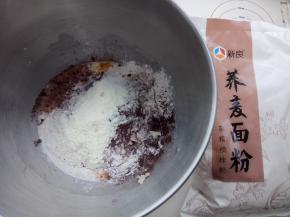 把汤种和主面团（除黄油和盐以外）的其它材料放入厨师机盆里。