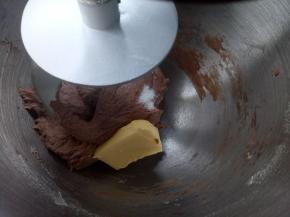 揉10分钟左右放入黄油和盐，继续揉。