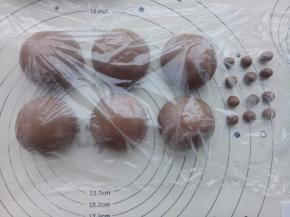 把面团分出来12份每份1.5克揉圆做小熊的耳朵，剩下平均分成6份，分好后盖保鲜膜松弛20分钟。