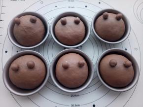 把小熊的耳朵摆在上面（如果粘不住可以刷一点点水）。