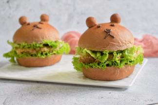 烤箱180度预热10分钟后放入，中层烤20分钟。出炉后放凉用化好的巧克力挤上小熊的表情，再切开夹上生菜、鸡排挤上沙拉酱就OK了。