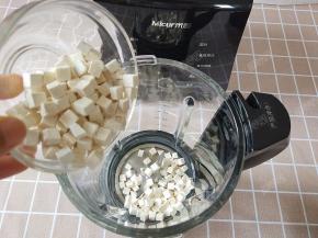 白茯苓倒入破壁机的料理杯中