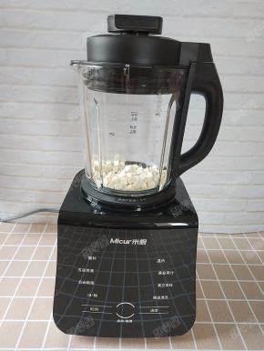 盖好上盖，将料理杯安装到破壁机底座上