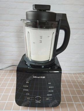 破壁机接通电源，选择高速运行两分钟