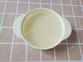 粥米洗净后浸泡两个小时