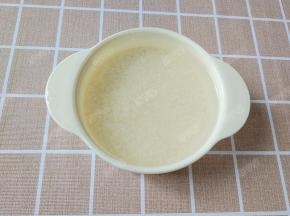 粥米洗净后浸泡两个小时