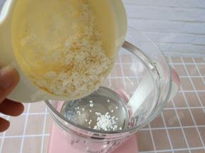 将粥米倒入养生壶中