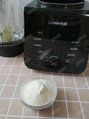 将磨好的白茯苓粉倒入碗中