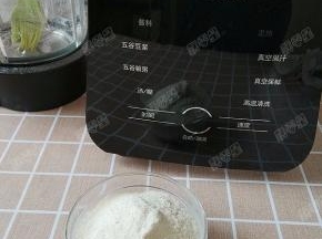 将磨好的白茯苓粉倒入碗中