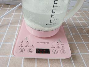 养生壶接通电源，选择养生粥程序