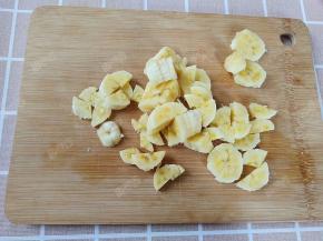 当粥煮至米粒开花，将香蕉切成片