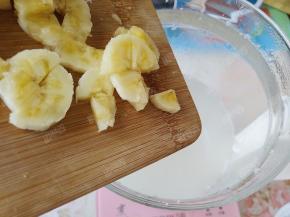 香蕉片倒入养生壶中