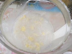 用勺子顺时针搅拌至粘稠即可