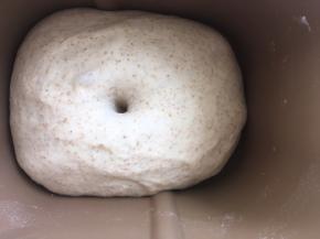 发酵好的面团，手指沾干粉按下去，有个圆圆的洞，轻微回弹即可