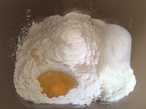 面包桶内加入除黄油跟盐的其他材料