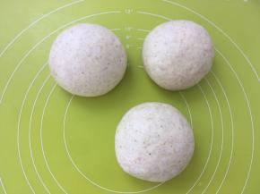 将每一份面团揉均匀