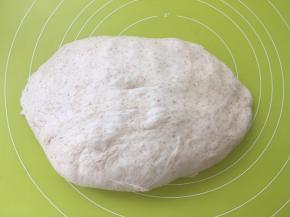 将面团取出，轻轻按压排气