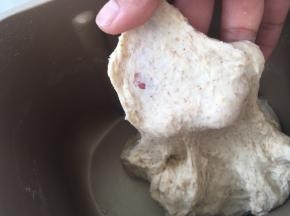 将面团揉至扩展状态，可以撑出厚一点的膜