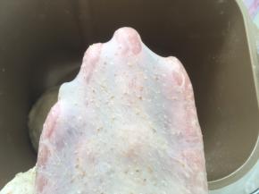 揉好的面团，切下一小块，可以撑出有弹性的手套膜