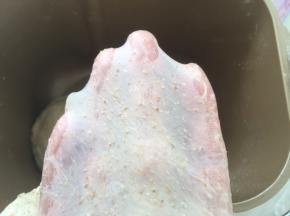 揉好的面团，切下一小块，可以撑出有弹性的手套膜