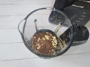 倒入烤熟的亚麻籽