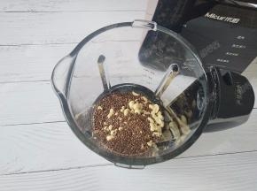 倒入烤熟的亚麻籽