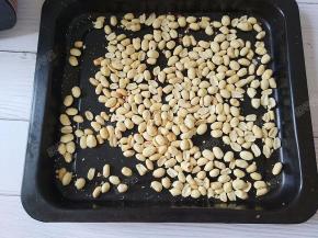 烤好的花生仁晾凉之后搓掉红色外衣